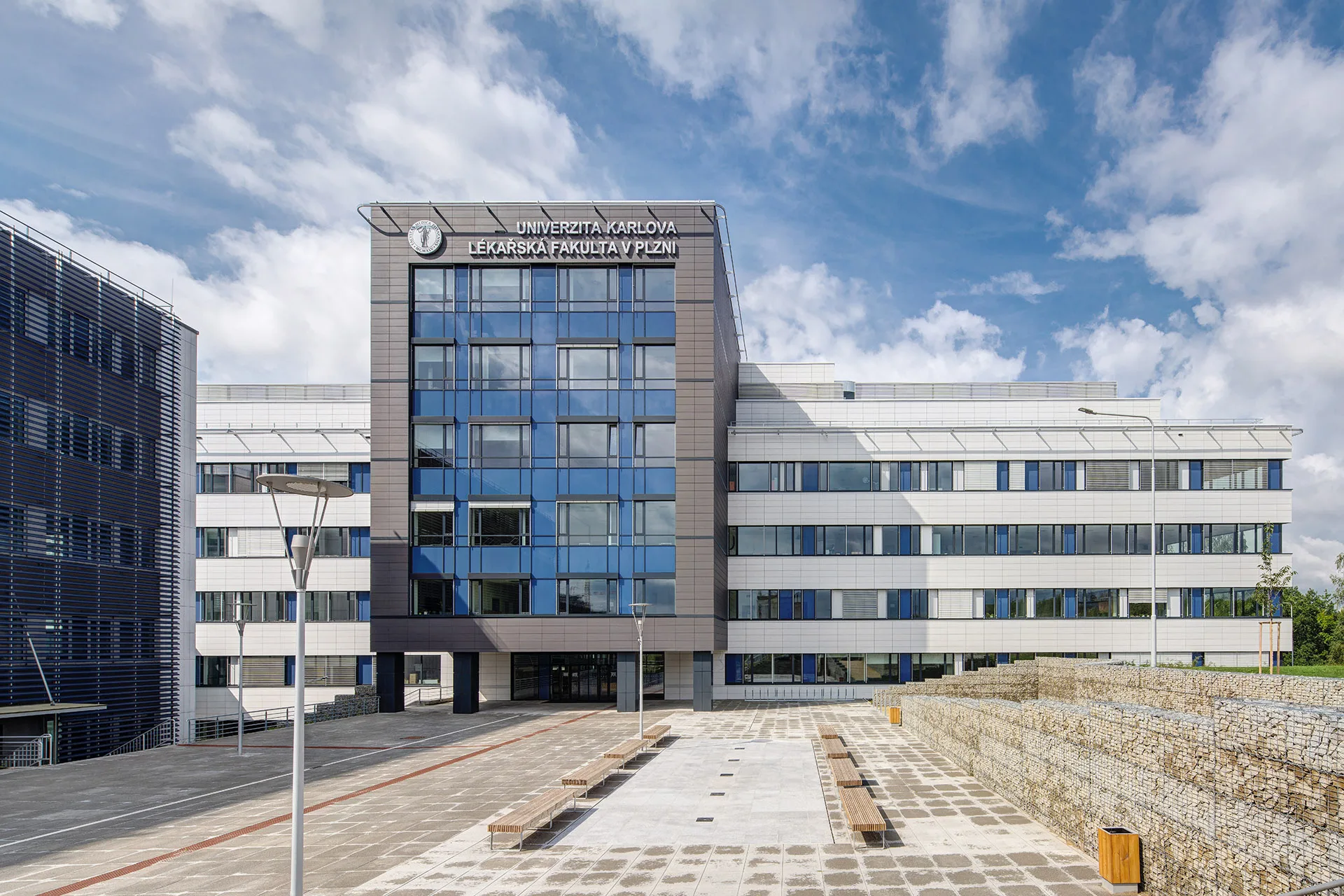 Gebäude der Karlsuniversität in Pilsen, Tschechien. Internationales Medizinstudium auf Englisch in Human- und Zahnmedizin.