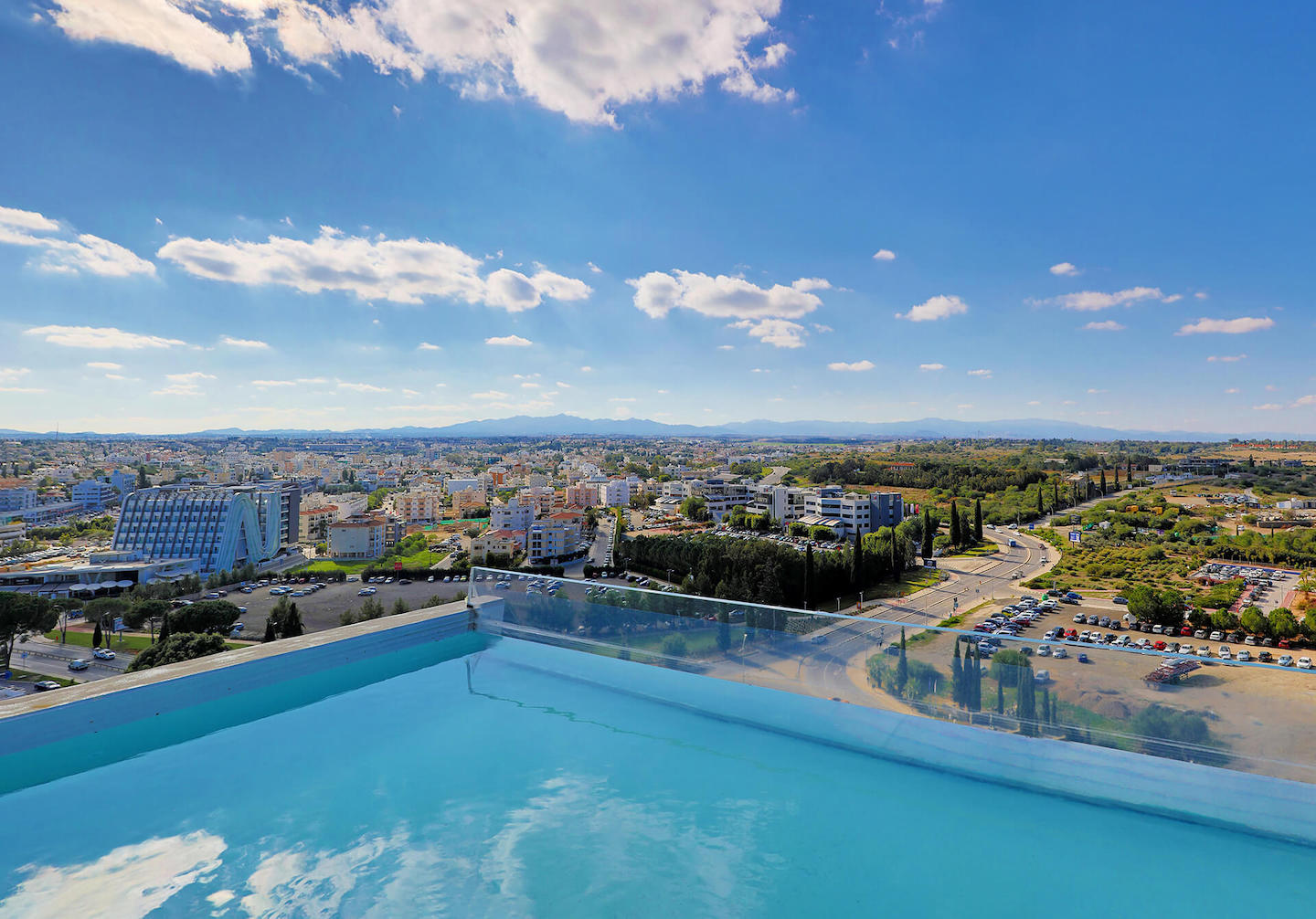 Dachterasse mit Pool im Studentenwohnheim für Medizinstudierende an der University of Nicosia auf Zypern.