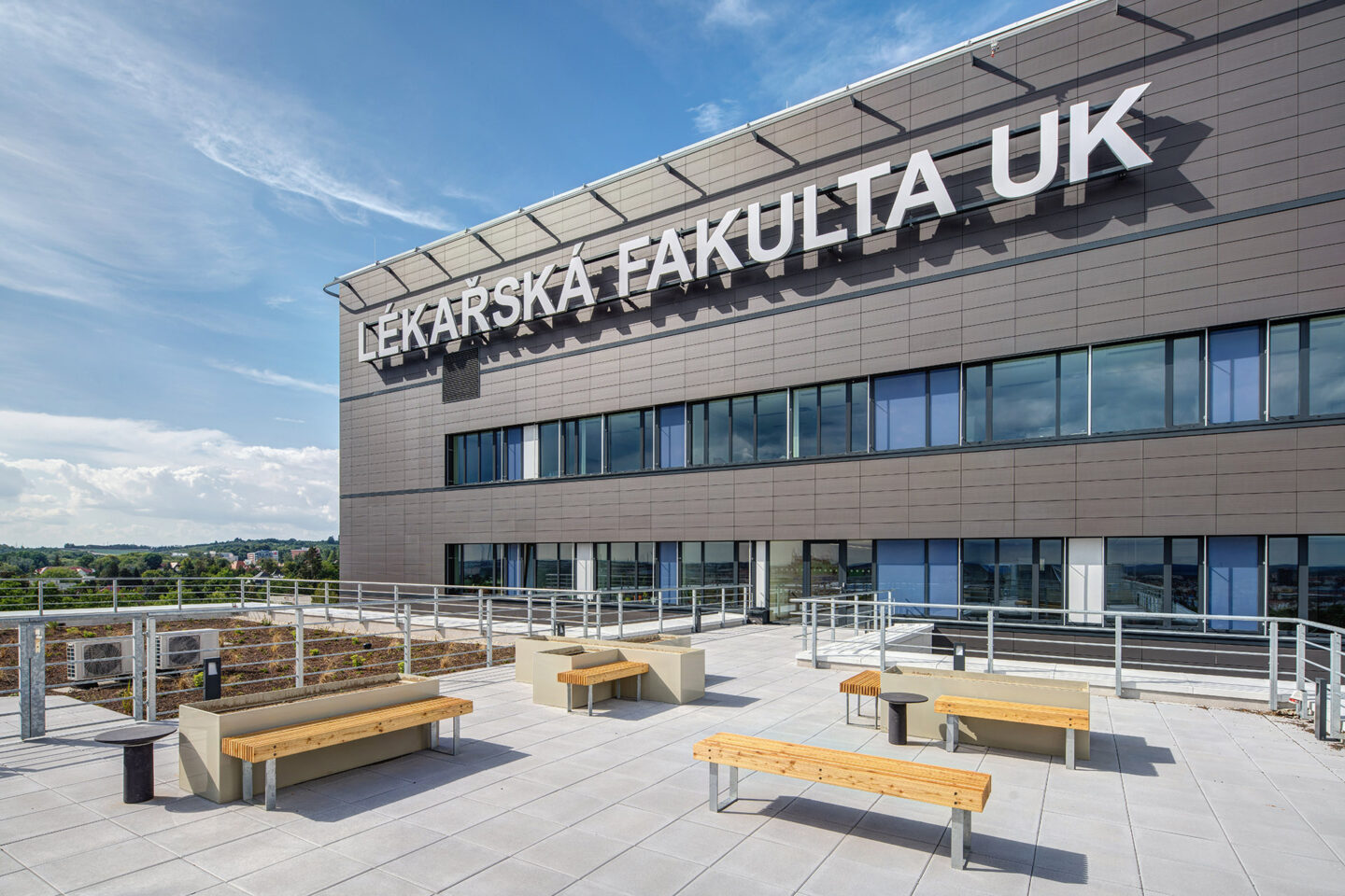 Terrasse an der Karlsuniversität in Pilsen, Tschechien. Internationales Medizinstudium auf Englisch in Human- und Zahnmedizin.